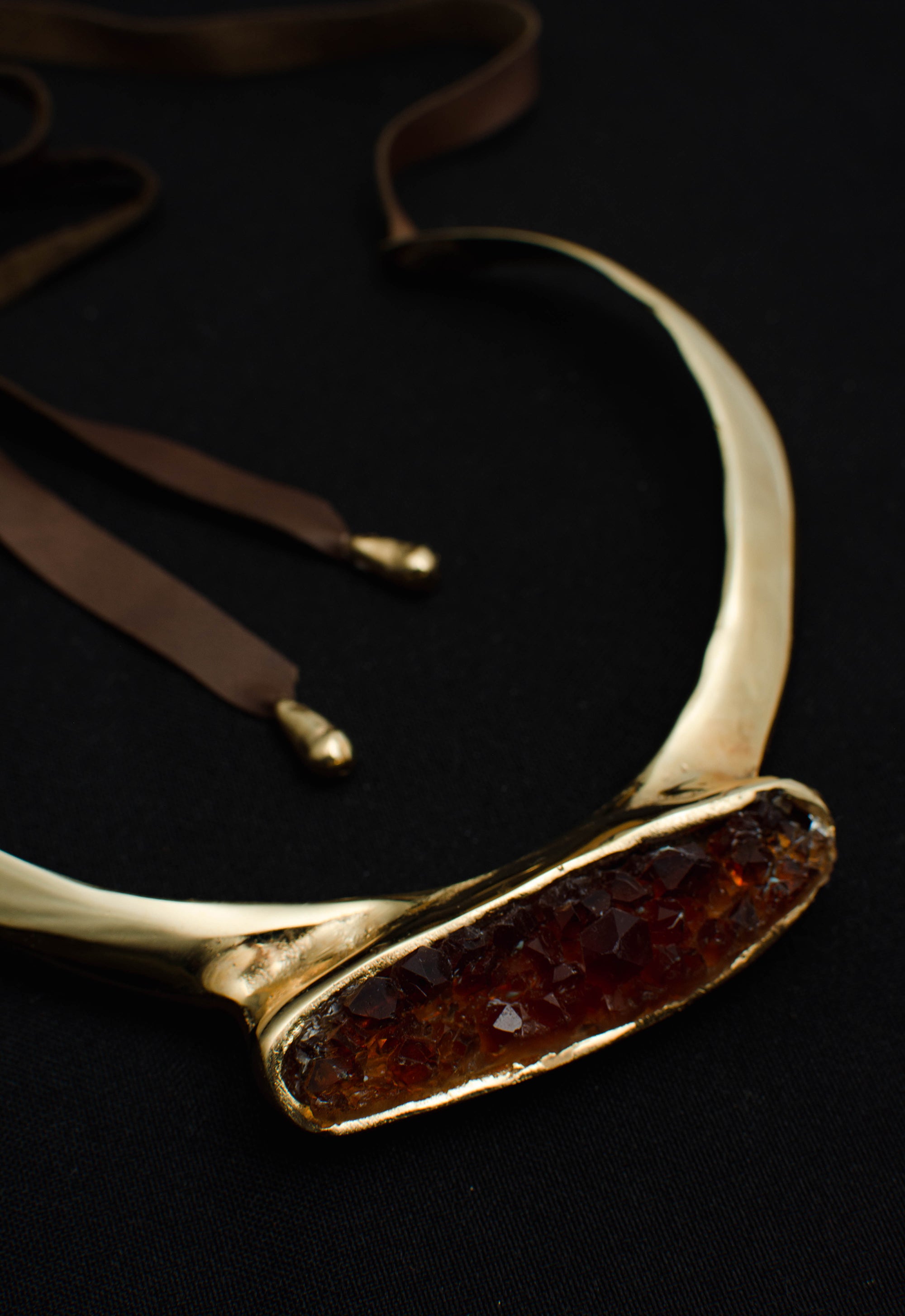 CHOKER DE BRONCE CON PIEZA DE LUCITE