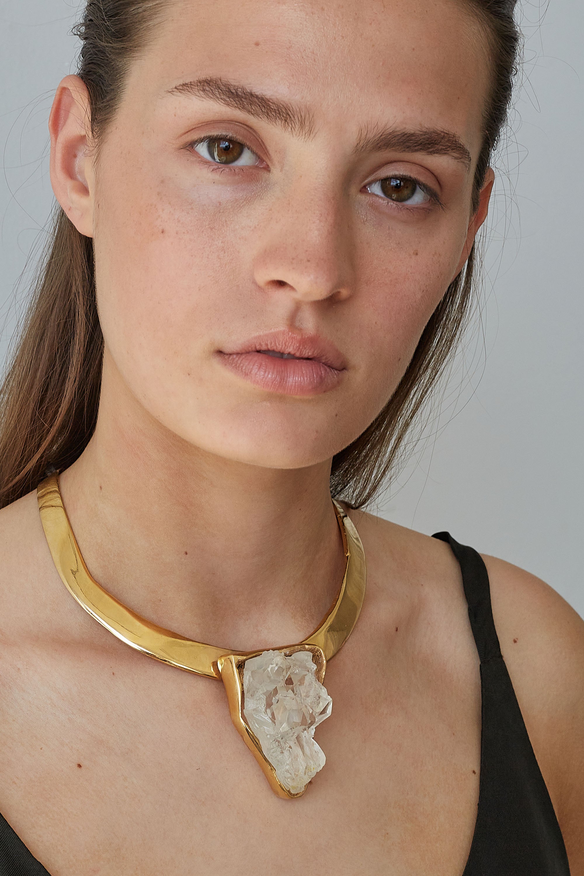 CHOKER DE BRONCE CON PICO DE LUCITE